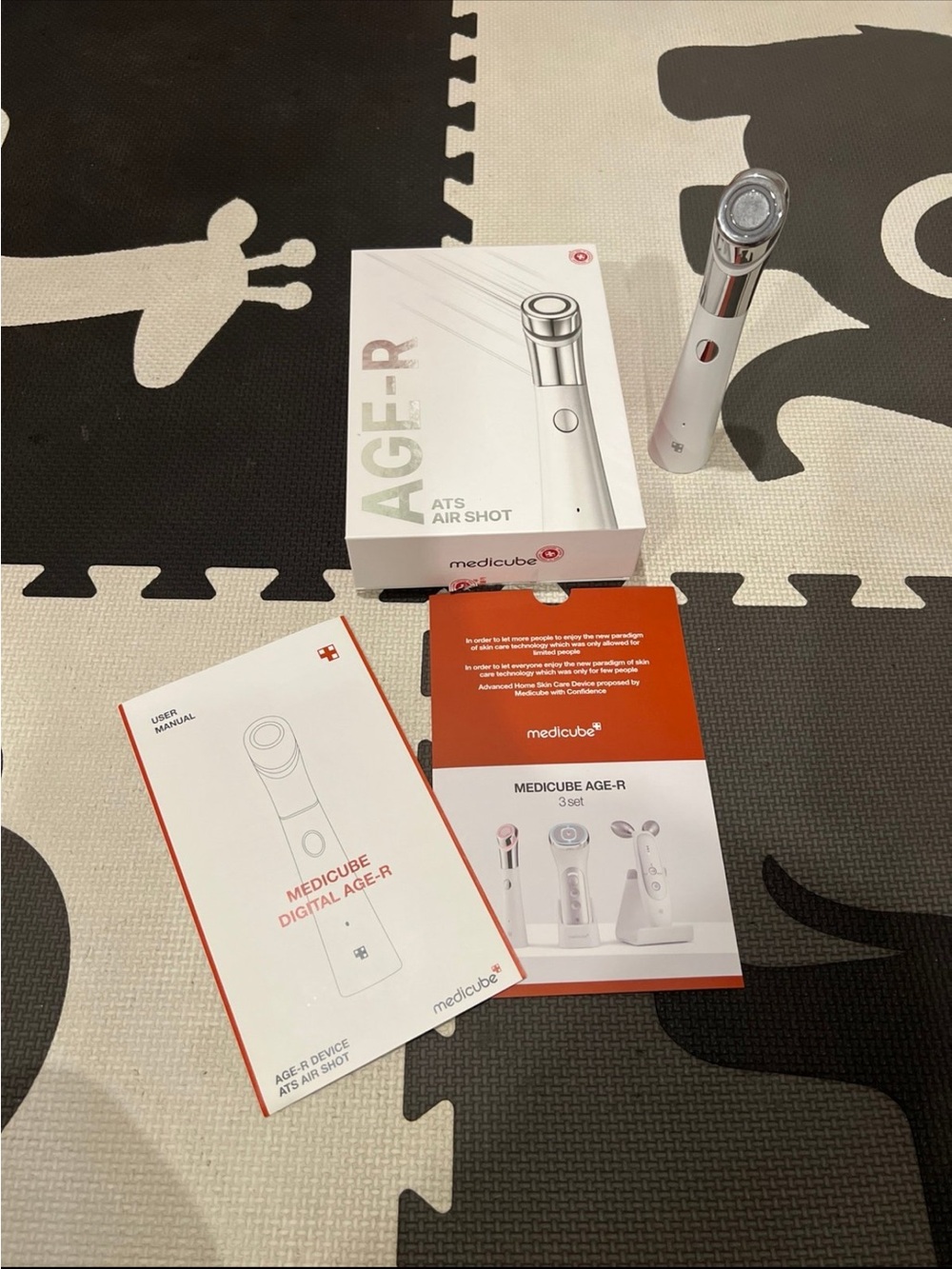 Medicube AGE-R Air Shot Skin Device in White/Silver